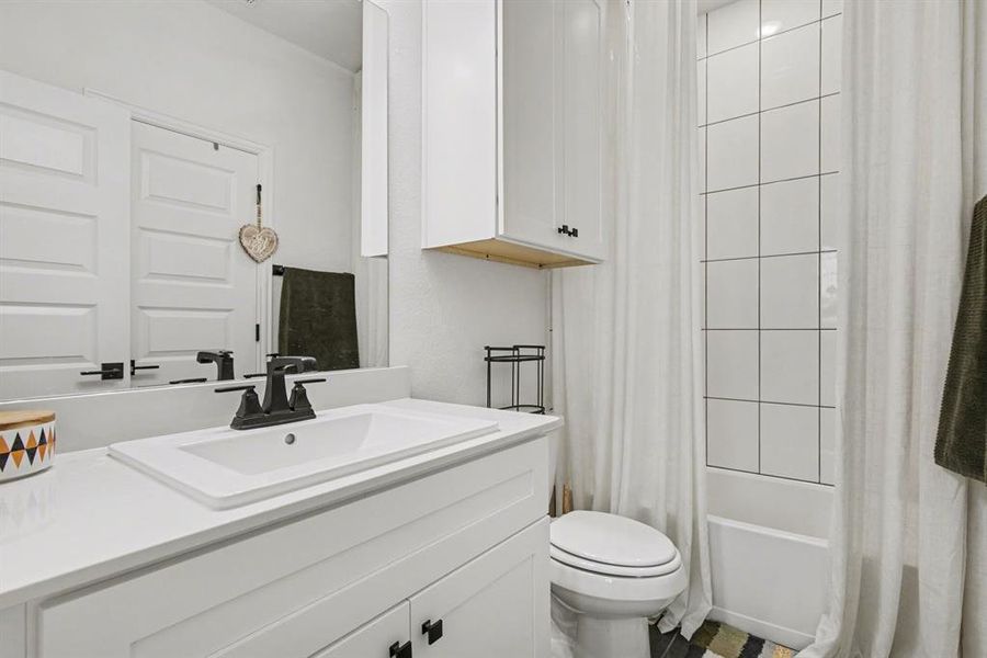 Furnished interior view inside a new home in Silo Mills, Joshua (Image 18).