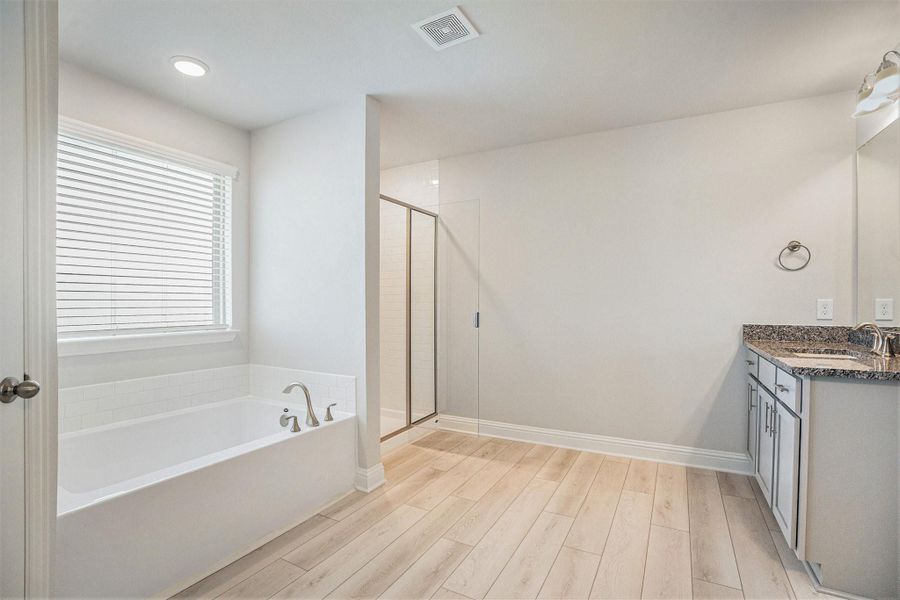 Spacious, unfurnished interior of a new home in Bayou Maison, Dickinson (Image 7).