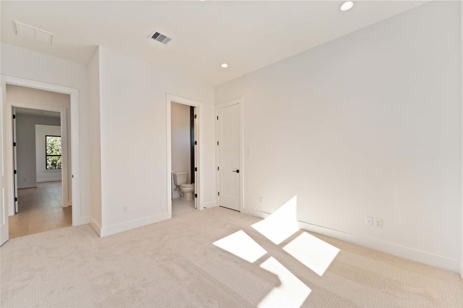 Spacious, unfurnished interior of a new home in , Houston (Image 16).