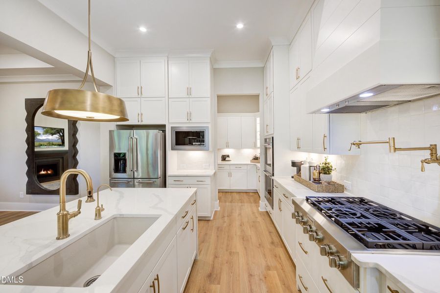 CRBT-0099-00_Ballentine E_Kitchen04