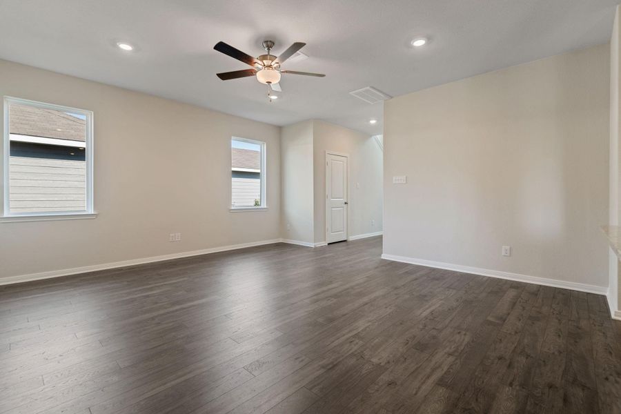 Spacious, unfurnished interior of a new home in Sweetwater Ridge, Conroe (Image 19).