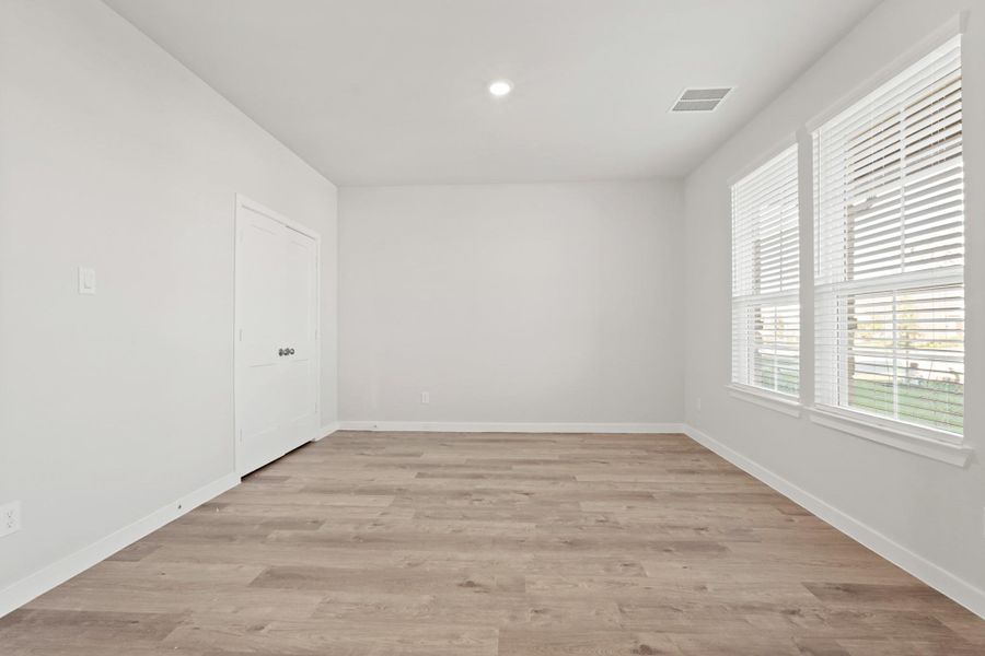 Spacious, unfurnished interior of a new home in Woodshore, Clute (Image 29).