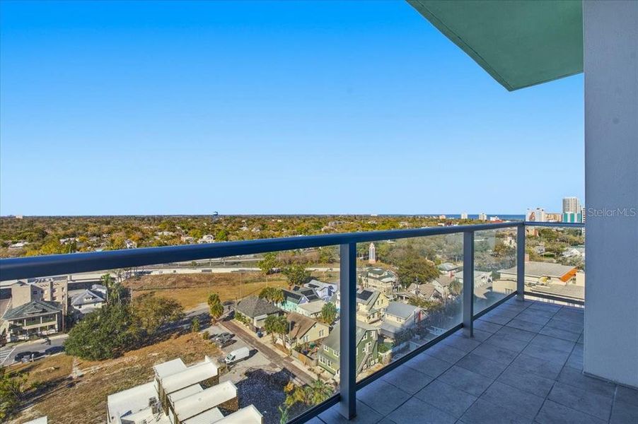 Condo located in St. Petersburg, FL showcasing its design and architecture (Image 34).