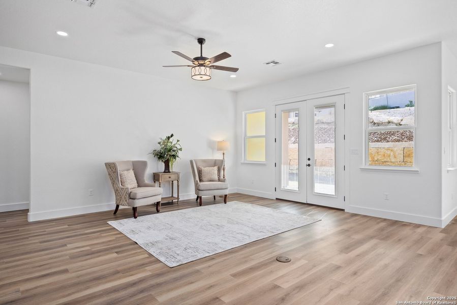 Spacious, unfurnished interior of a new home in , Kerrville (Image 17).