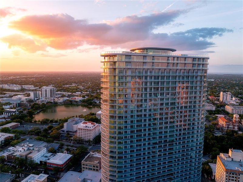 Condo located in St. Petersburg, FL showcasing its design and architecture (Image 9).