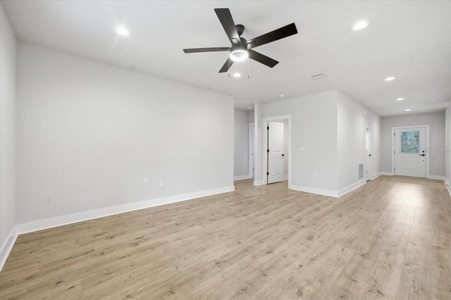 Spacious, unfurnished interior of a new home in , Weeki Wachee (Image 12).