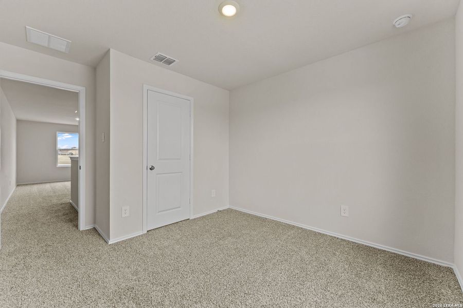 Spacious, unfurnished interior of a new home in Bollinger, Uhland (Image 24).