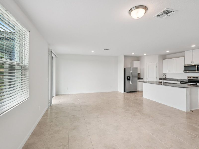 Spacious, unfurnished interior of a new home in Springs at Lake Alfred - Signature Series, Lake Alfred (Image 7).