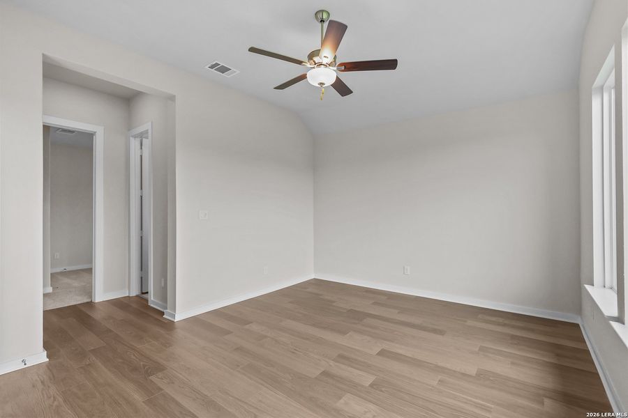 Spacious, unfurnished interior of a new home in Buffalo Crossing, Cibolo (Image 35).