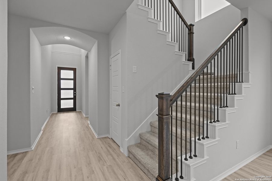 Spacious, unfurnished interior of a new home in Sunflower Ridge, New Braunfels (Image 31).