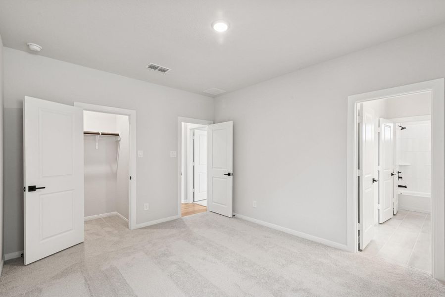 Spacious, unfurnished interior of a new home in Oakwood Estates, Waller (Image 30).