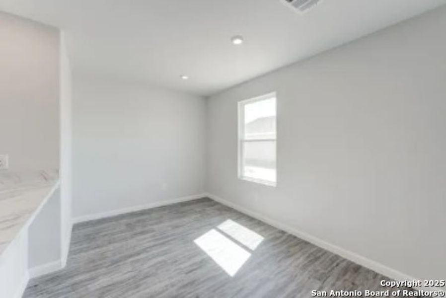 Spacious, unfurnished interior of a new home in Las Colinas, Kenedy (Image 19).