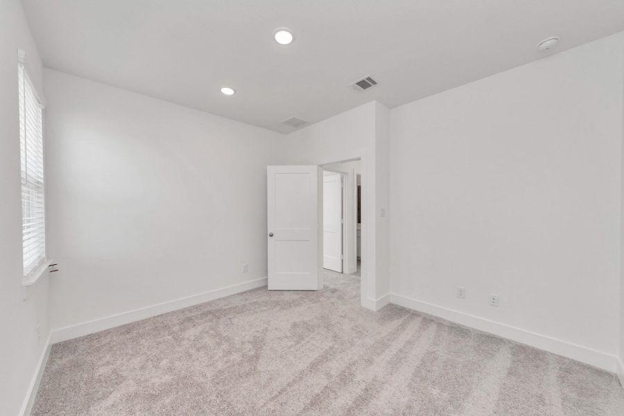 Spacious, unfurnished interior of a new home in Sienna, Missouri City (Image 28).