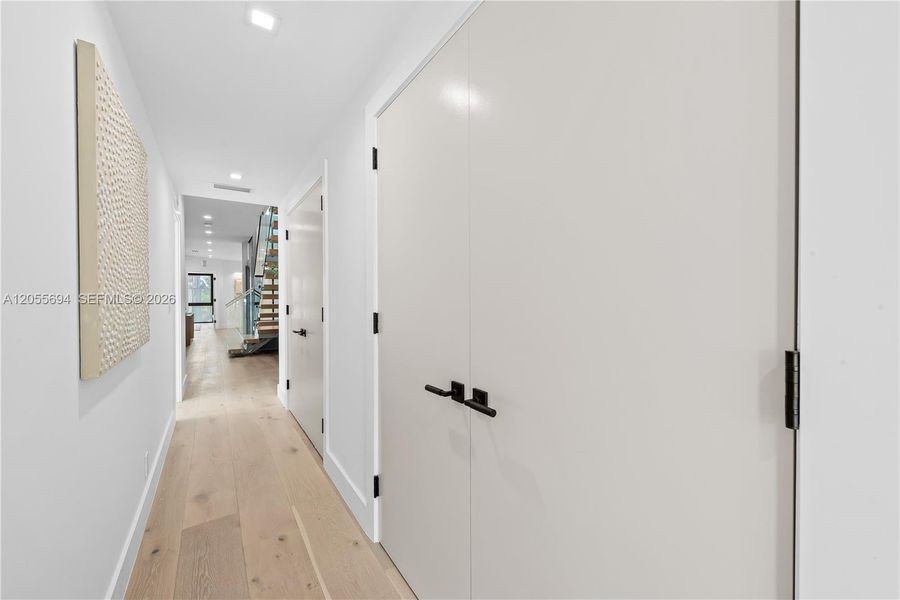Spacious, unfurnished interior of a new home in , Fort Lauderdale (Image 26).