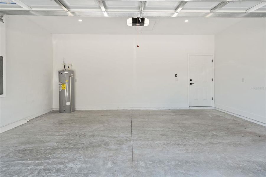Spacious, unfurnished interior of a new home in , Sebring (Image 15).