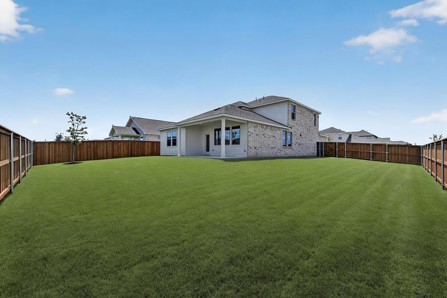 Exterior details and patio area of a home in Madero 50s, Fort Worth (Image 3).