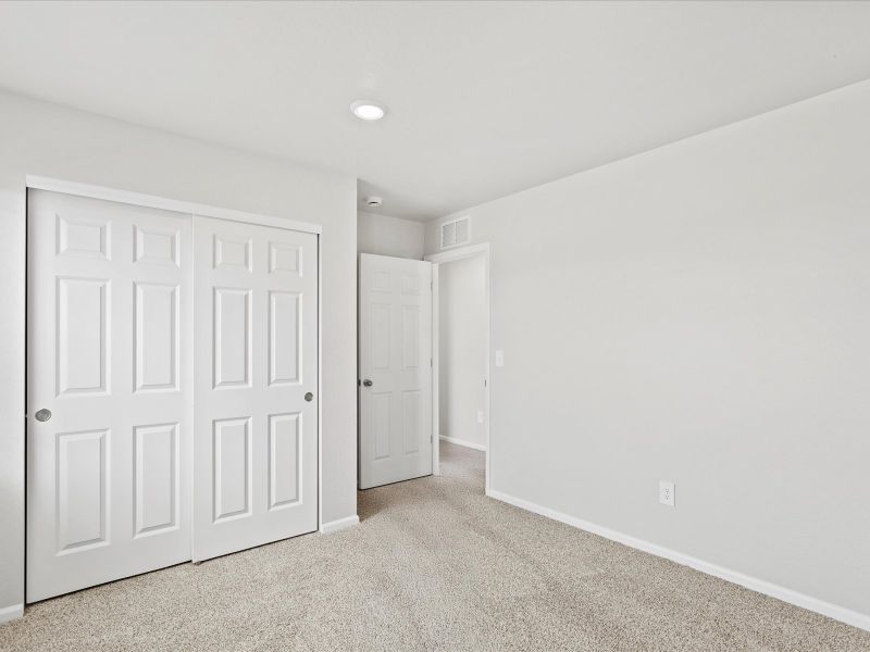 Spacious, unfurnished interior of a new home in Lake Bluff, Greeley (Image 19).