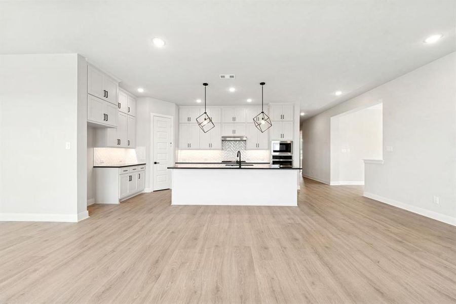 Furnished interior view inside a new home in Myrtle Creek, Waxahachie (Image 11). Furnished interior view inside a new home in Myrtle Creek, Waxahachie (Image 11).