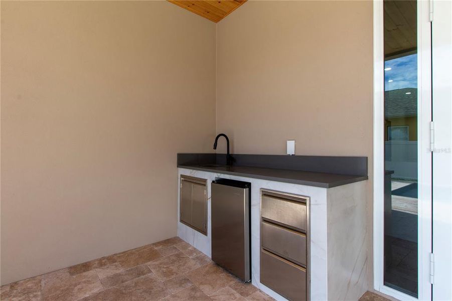 Exterior details and patio area of a home in , Tampa (Image 4).