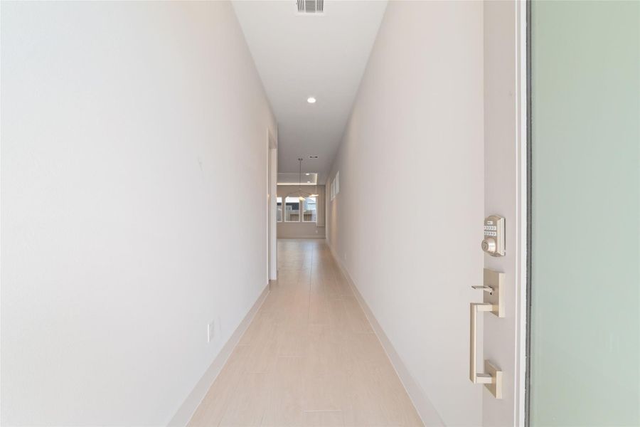 Spacious, unfurnished interior of a new home in Alicante, Houston (Image 21).