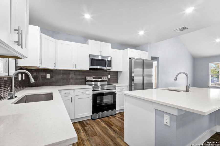 Furnished interior view inside a new home in , Bandera (Image 4).