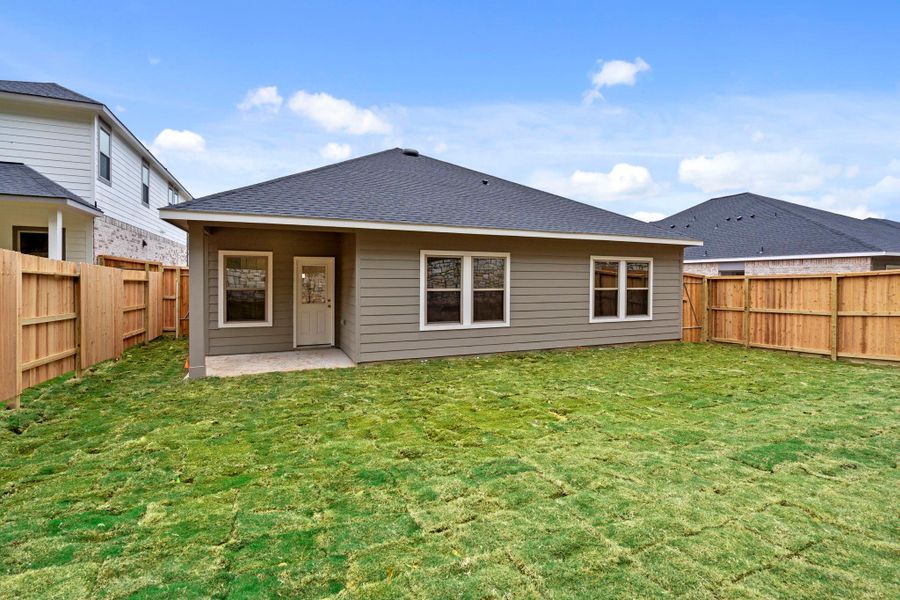 Exterior details and patio area of a home in Westridge Cove, Conroe (Image 20).
