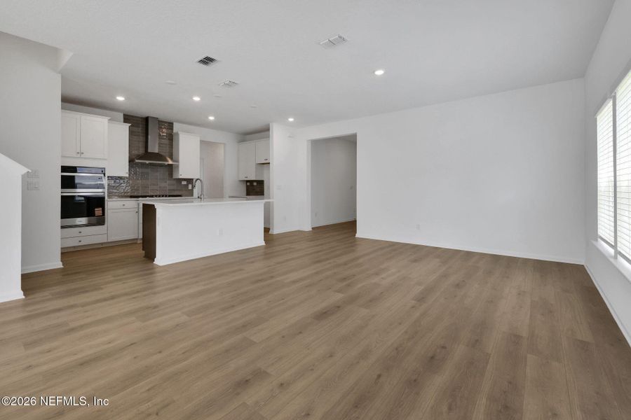 Spacious, unfurnished interior of a new home in Jennings Farm, Middleburg (Image 32).