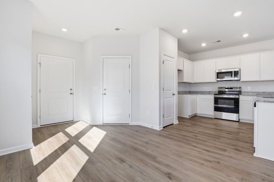 Spacious, unfurnished interior of a new home in Central Creek, Goose Creek (Image 26).
