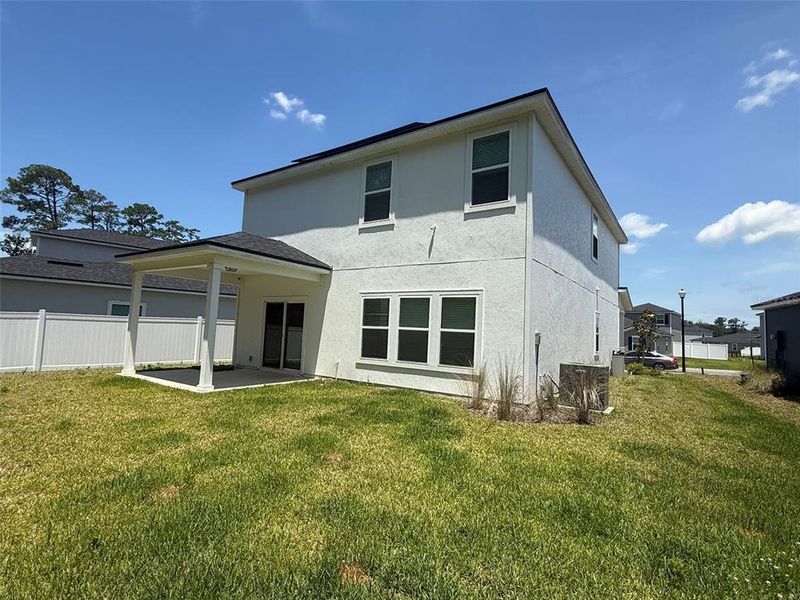 Exterior details and patio area of a home in Dunns Crossing, Jacksonville (Image 16).