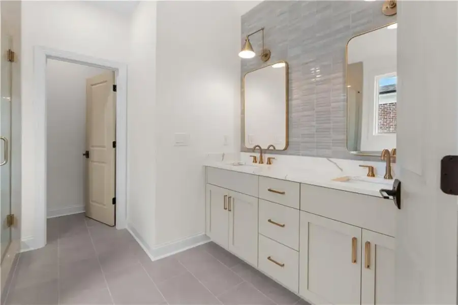 BEAUTIFUL COLORS, EXCELLENT SPACE, TILED VANITY WALL & A VAULTED CEILING!