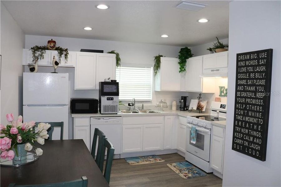 Furnished interior view inside a new home in , Dunnellon (Image 7).