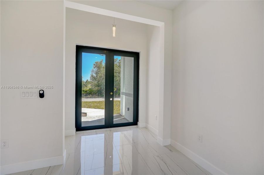 Spacious, unfurnished interior of a new home in , Lehigh Acres (Image 34).