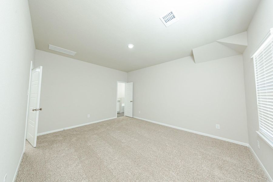 Spacious, unfurnished interior of a new home in Mackenzie Creek, Conroe (Image 10).