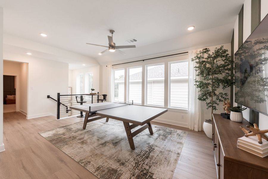 Representative furnished interior of a home built from the Fulbright by Tri Pointe Homes in Sienna 60’, Missouri City (Image 37).