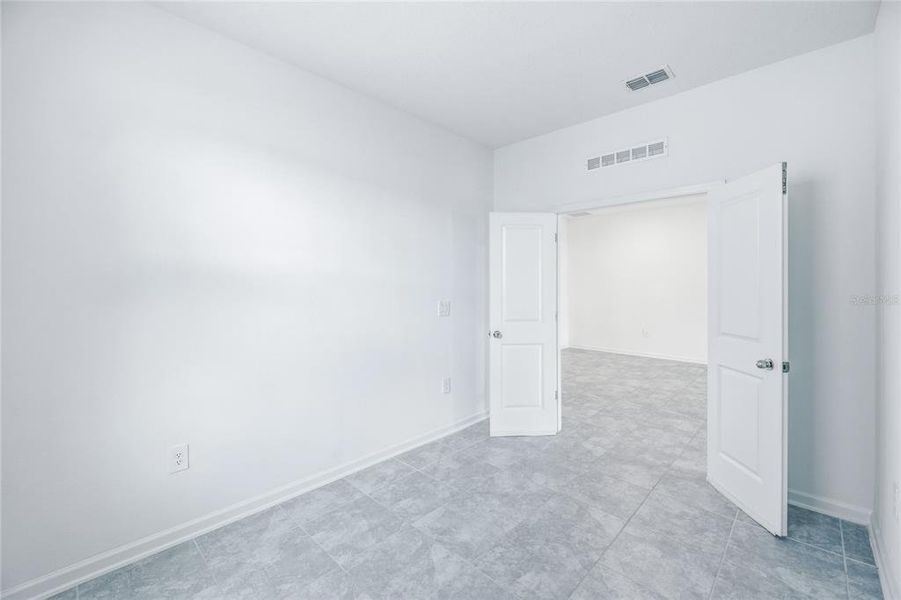 Spacious, unfurnished interior of a new home in Peace Creek Reserve, Winter Haven (Image 31).