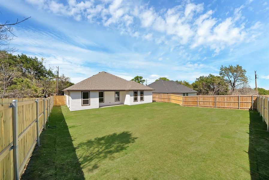 Exterior details and patio area of a home in , Granbury (Image 3).