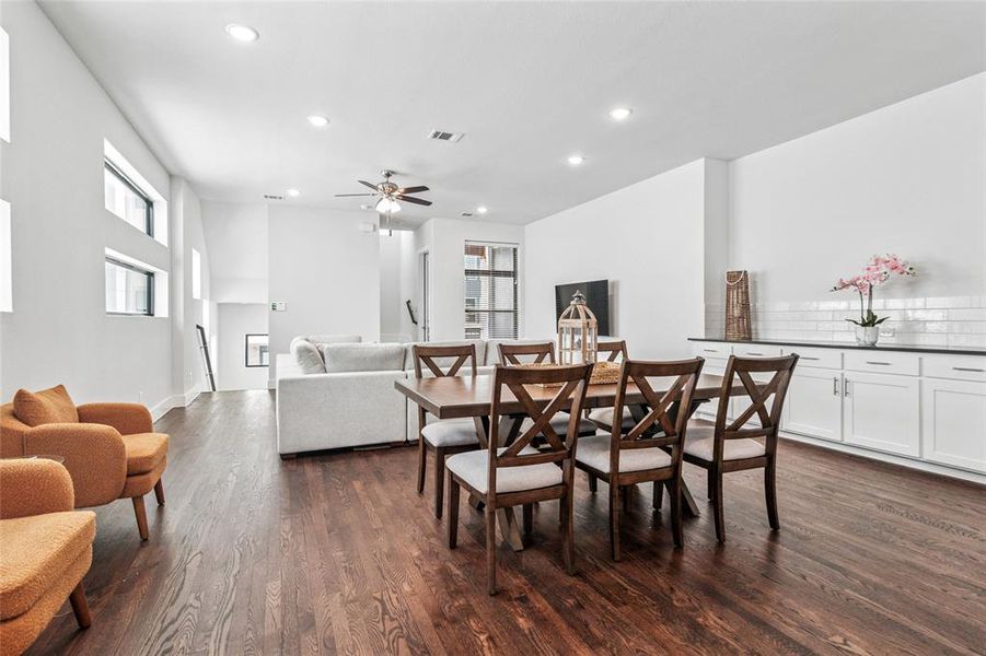 Furnished interior view inside a new home in , Rowlett (Image 1).