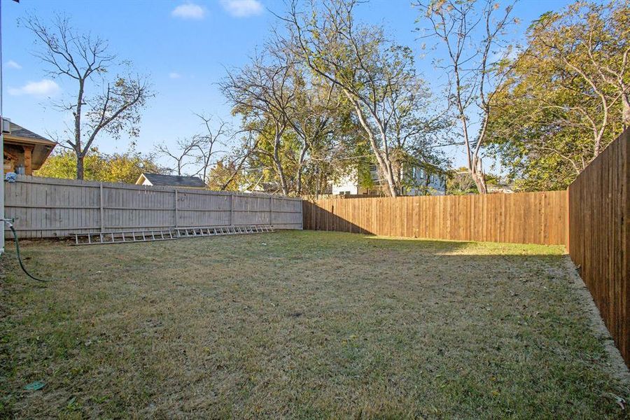 Exterior details and patio area of a home in , Dallas (Image 4).