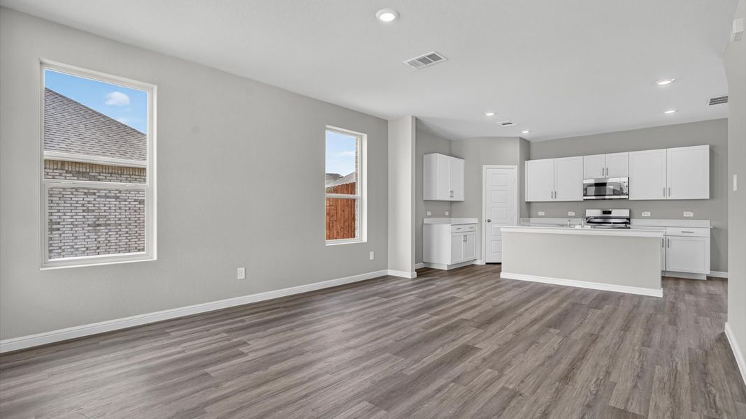 Spacious, unfurnished interior of a new home in Saratoga, Granbury (Image 10).
