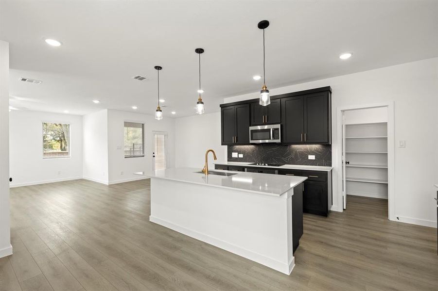 06. 2557 Lost Maples - Kitchen (2)