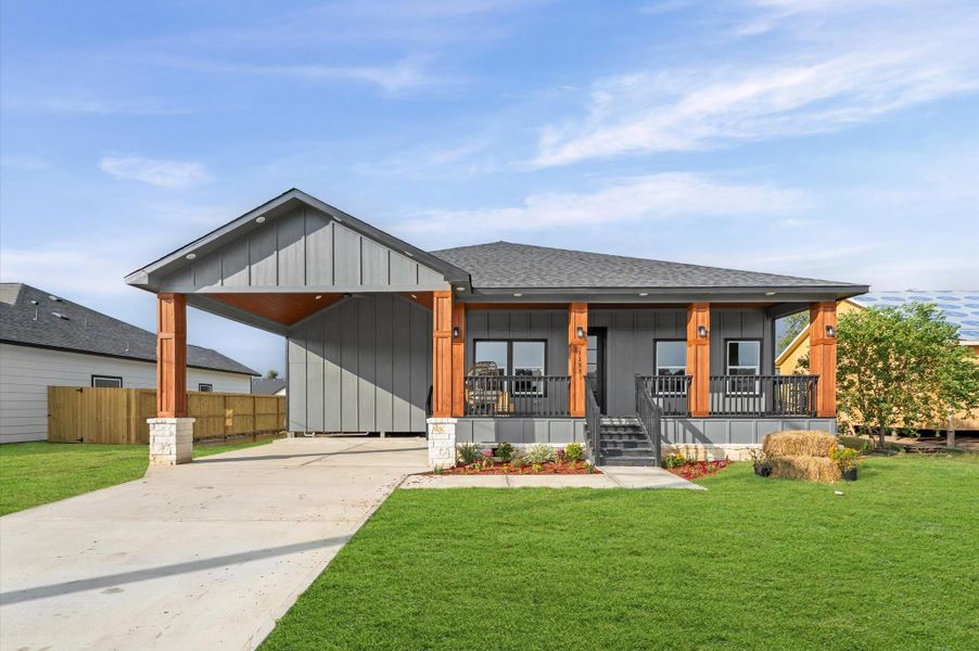 Charming modern farmhouse design with welcoming curb appeal, front and back porch. Charming modern farmhouse design with welcoming curb appeal, front and back porch.