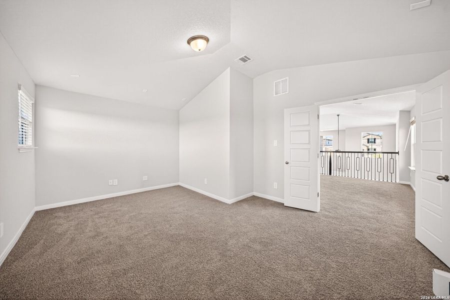 Spacious, unfurnished interior of a new home in Thomas Pond, San Antonio (Image 24).