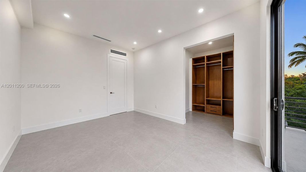 Spacious, unfurnished interior of a new home in , Miami Lakes (Image 87).