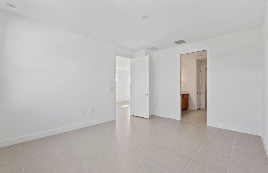 Spacious, unfurnished interior of a new home in Legacy Groves, Nokomis (Image 17).