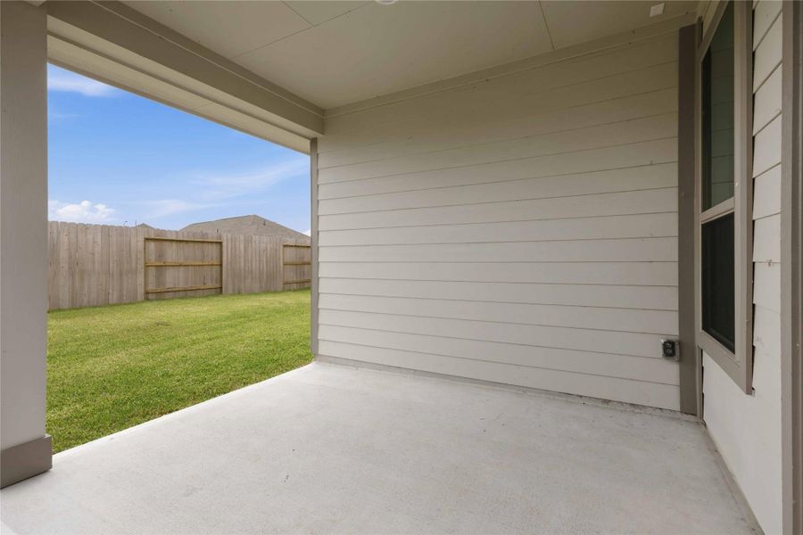 Exterior details and patio area of a home in Sunterra 40, Katy (Image 16).