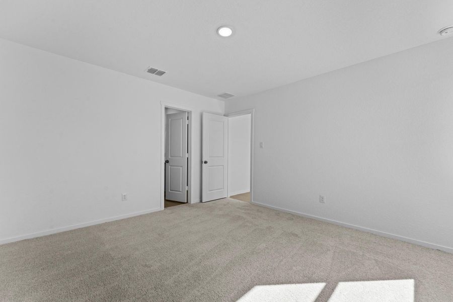 Spacious, unfurnished interior of a new home in Friendship Oaks, Fredericksburg (Image 14).