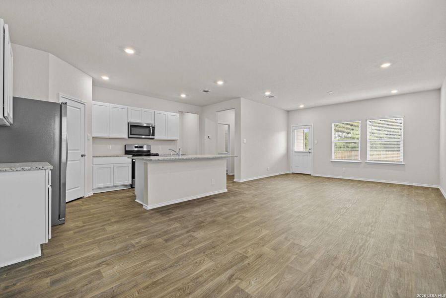 Spacious, unfurnished interior of a new home in Redbird Ranch, San Antonio (Image 11).