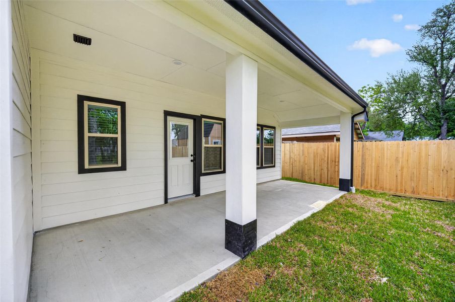 Exterior details and patio area of a home in , South Houston (Image 23).
