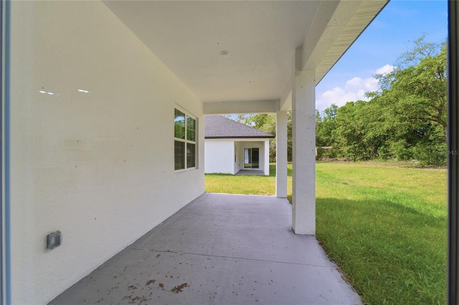 Exterior details and patio area of a home in , Dunnellon (Image 3).