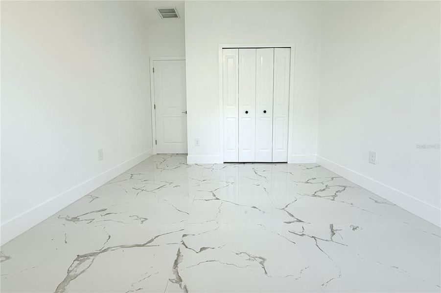 Spacious, unfurnished interior of a new home in , Tampa (Image 22).
